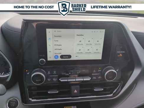 Used 2024 Toyota Highlander XLE FWD image 13