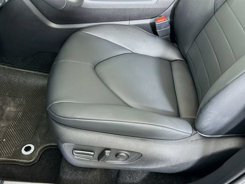 Used 2025 Toyota Highlander XLE FWD image 20