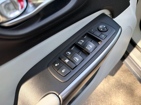 Used 2020 Jeep Cherokee Latitude Plus w/ Cold Weather Group AWD/4WD image 14