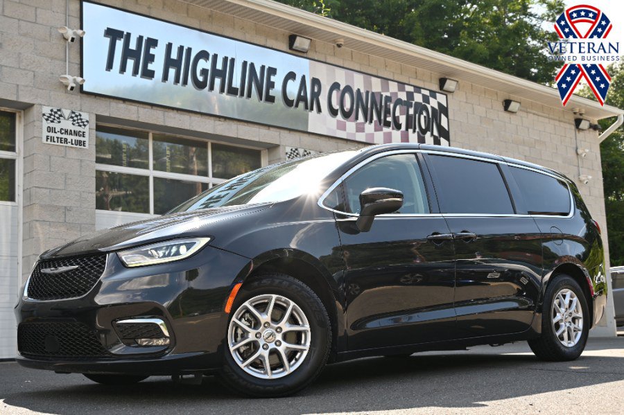 Used 2023 Chrysler Pacifica Touring-L FWD image 1