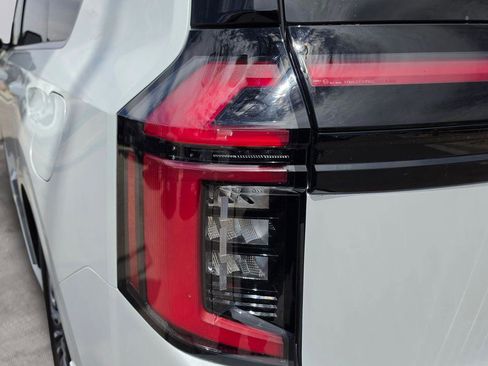 Used 2025 Nissan Armada Platinum Reserve AWD/4WD image 12