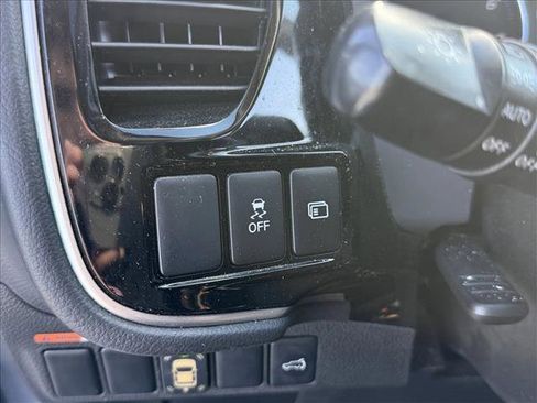 Used 2017 Mitsubishi Outlander SEL image 22