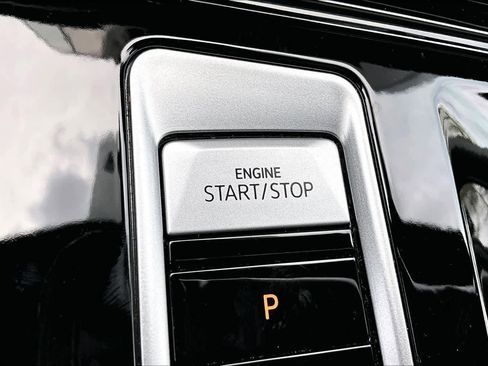 Used 2024 Volkswagen Atlas Cross Sport SE FWD image 34