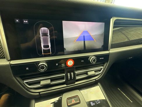 Certified 2023 Porsche Macan AWD/4WD image 41