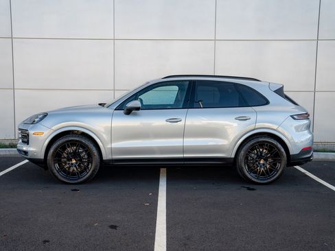 Used 2025 Porsche Cayenne image 2