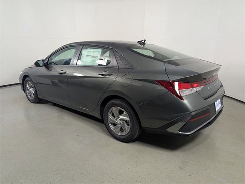 New 2025 Hyundai Elantra SE image 5