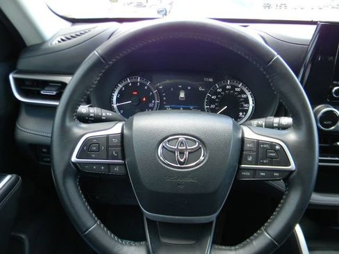 Used 2023 Toyota Highlander LE AWD/4WD image 11