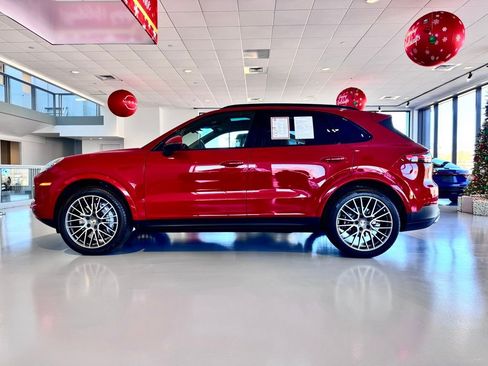 Used 2023 Porsche Cayenne Platinum Edition image 3