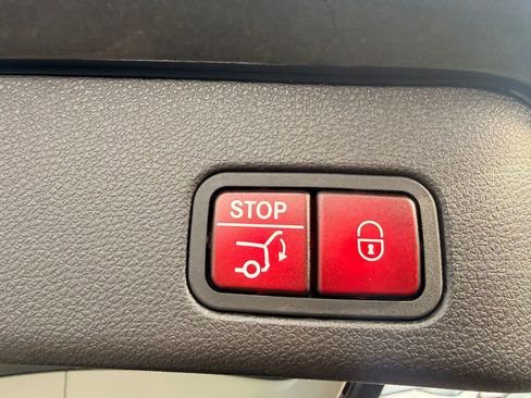 Used 2015 Mercedes-Benz ML 400 4MATIC w/ Lighting Package image 30