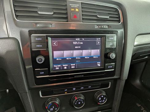 Used 2019 Volkswagen Golf S image 27