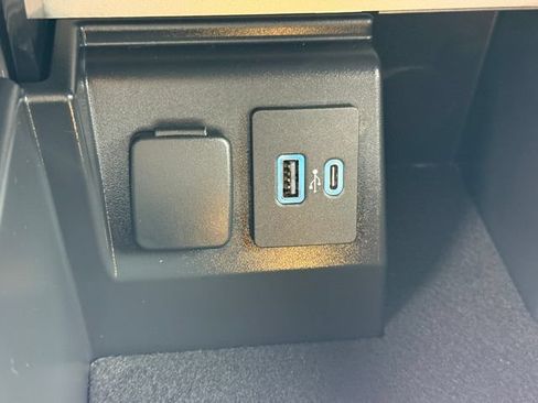 Used 2023 Ford Explorer XLT w/ Equipment Group 202A AWD/4WD image 18