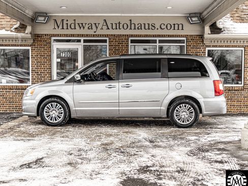Used 2015 Chrysler Town & Country Touring-L w/ Driver Convenience Group image 4