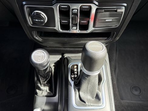 Used 2022 Jeep Gladiator Sport image 28