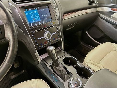 Used 2018 Ford Explorer Platinum image 26