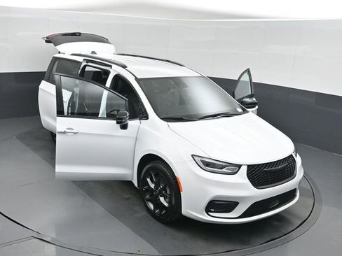 New 2026 Chrysler Pacifica Select AWD/4WD image 50