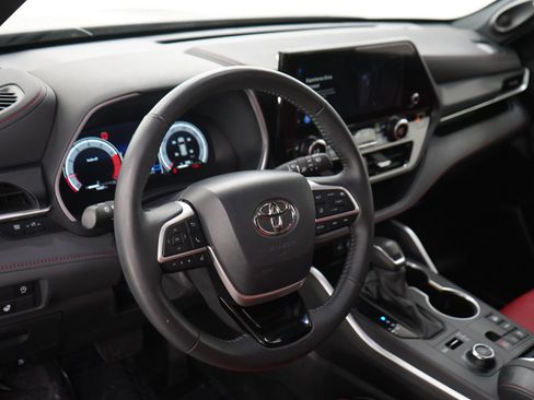 Used 2025 Toyota Highlander XSE AWD/4WD image 24