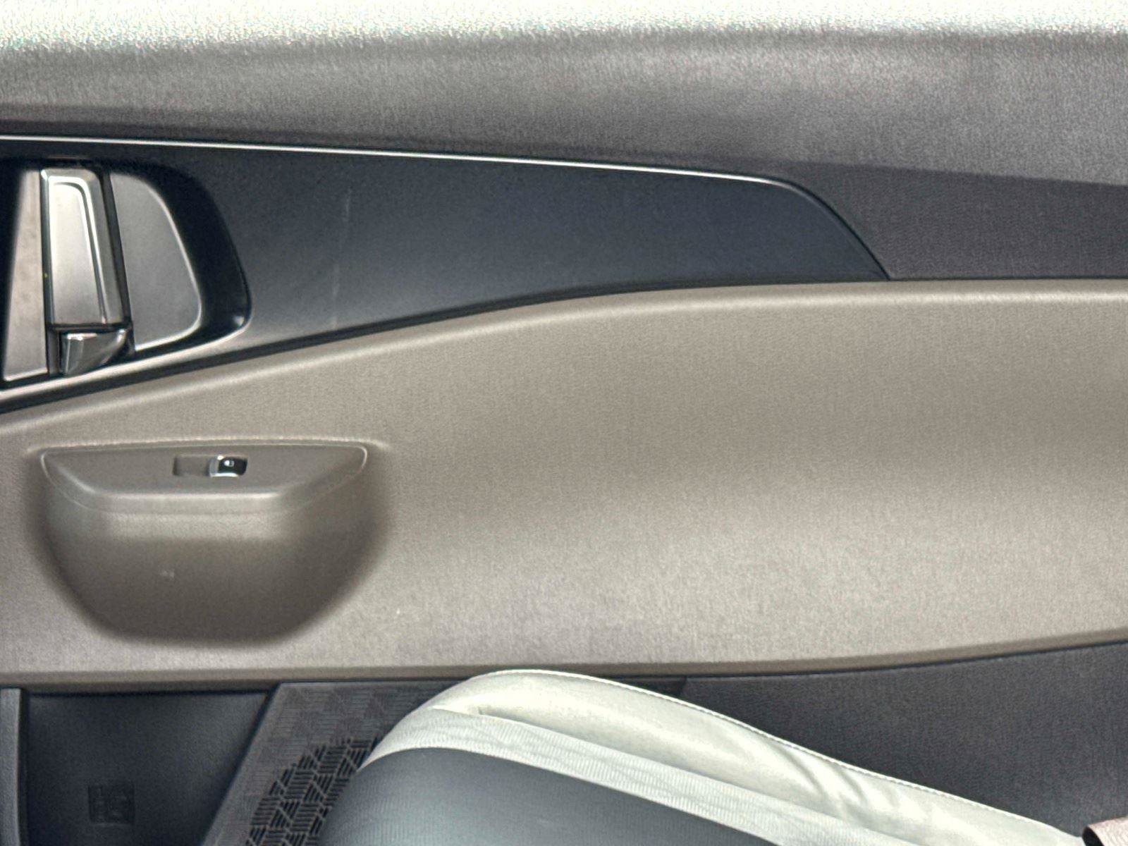 Used 2025 Kia Carnival FWD image 14