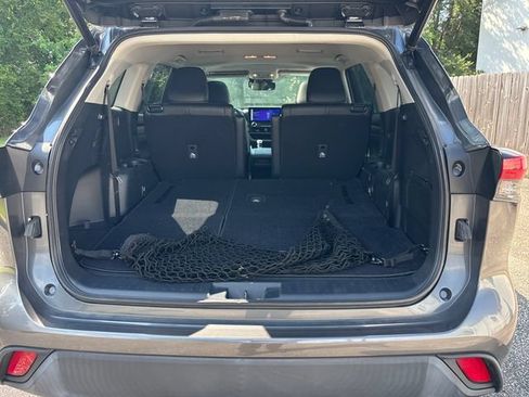 Used 2023 Toyota Highlander XLE FWD image 9