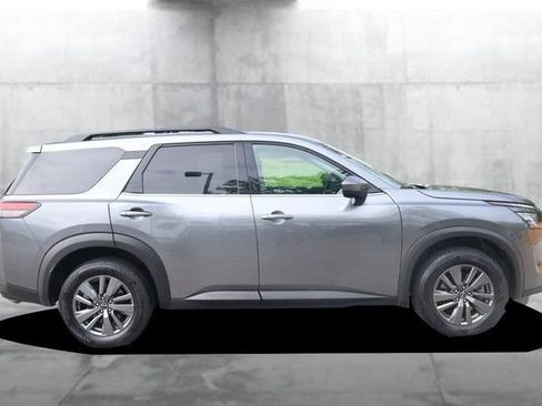 Certified 2025 Nissan Pathfinder SV FWD image 5