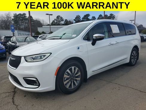 Certified 2023 Chrysler Pacifica Limited image 4