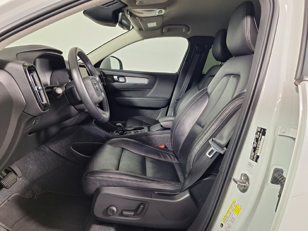 Used 2022 Volvo XC40 T5 Momentum AWD/4WD image 11