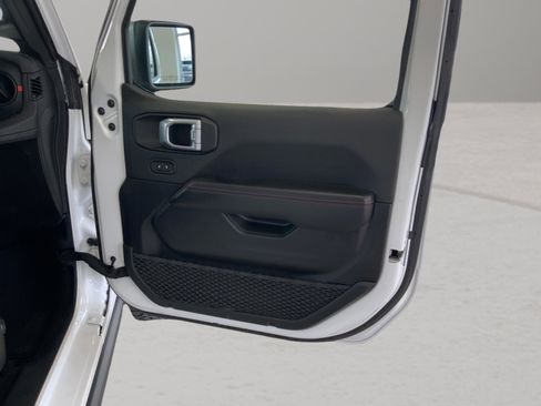 Used 2025 Jeep Wrangler Unlimited Rubicon AWD/4WD image 27