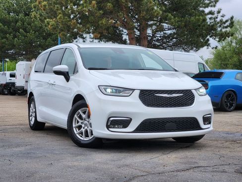 Used 2023 Chrysler Pacifica Touring-L FWD image 1