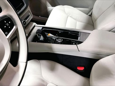 Used 2024 Volvo XC90 T8 Plus w/ Protection Package Premier image 16