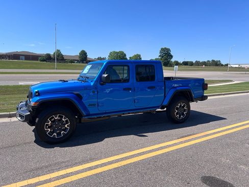 New 2026 Jeep Gladiator Sport AWD/4WD image 9