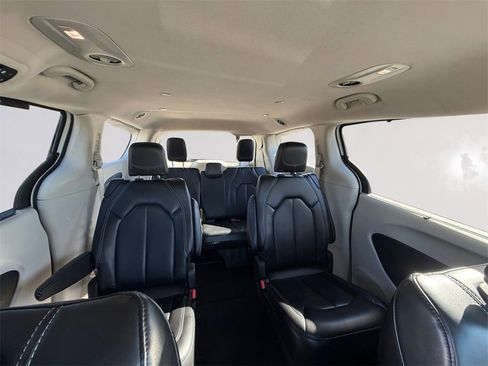Used 2023 Chrysler Pacifica Touring-L image 18