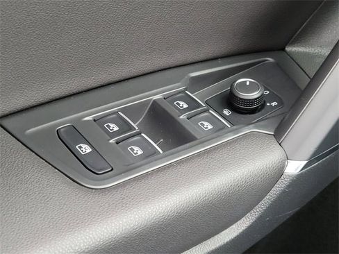 Used 2018 Volkswagen Tiguan S image 37