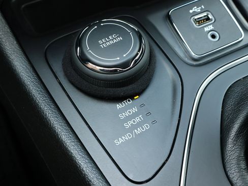 Used 2019 Jeep Cherokee Latitude w/ Cold Weather Group AWD/4WD image 16