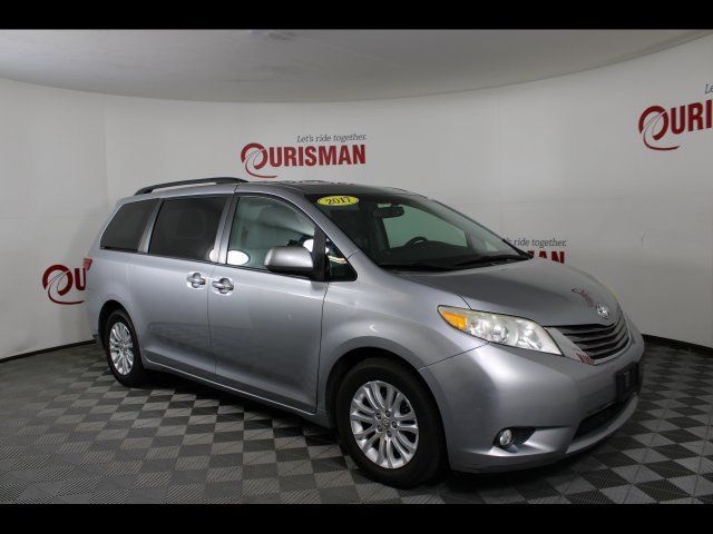 Used 2017 Toyota Sienna XLE w/ XLE Navigation Package FWD image 11