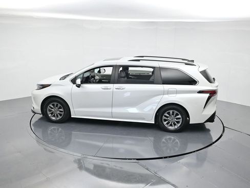 Used 2022 Toyota Sienna XLE image 40