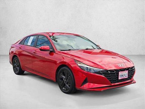 Used 2021 Hyundai Elantra SEL image 3