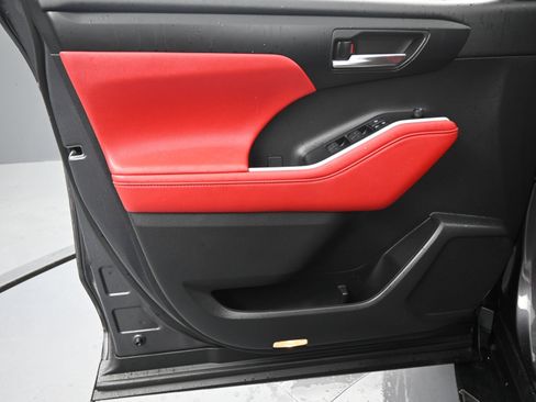 Used 2021 Toyota Highlander XSE image 16