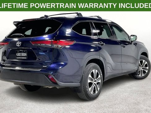 Used 2022 Toyota Highlander XLE image 2
