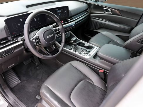 Used 2025 Kia Carnival SX FWD image 10
