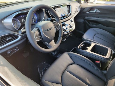 New 2026 Chrysler Pacifica Select image 3