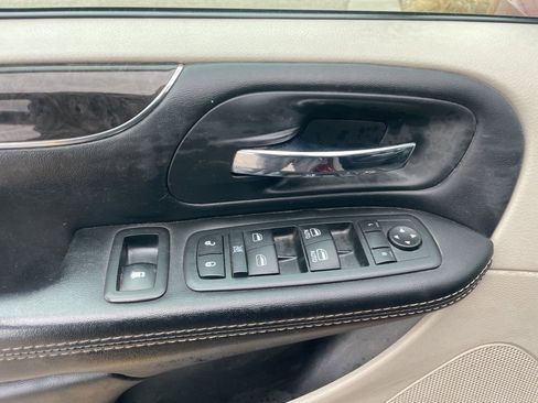 Used 2016 Chrysler Town & Country Touring w/ Driver Convenience Group image 9