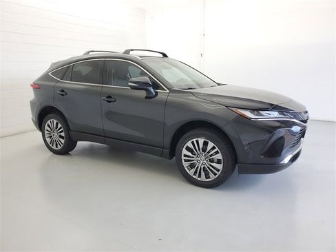 Used 2024 Toyota Venza XLE image 5