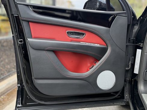 Used 2023 Bentley Bentayga image 26