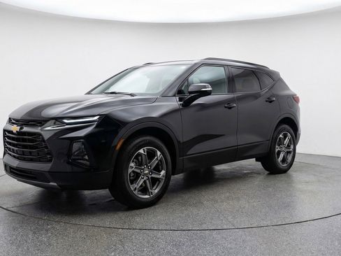 Used 2025 Chevrolet Blazer LT FWD image 3