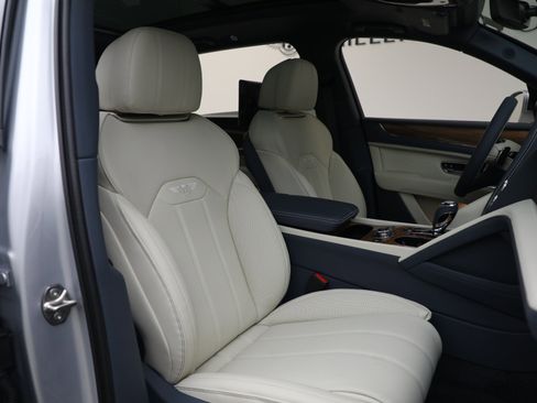 New 2025 Bentley Bentayga Extended Wheelbase image 25