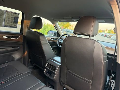 Used 2025 Volkswagen Atlas SE AWD/4WD image 14