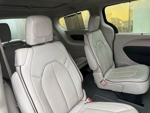 Used 2017 Chrysler Pacifica Limited image 30
