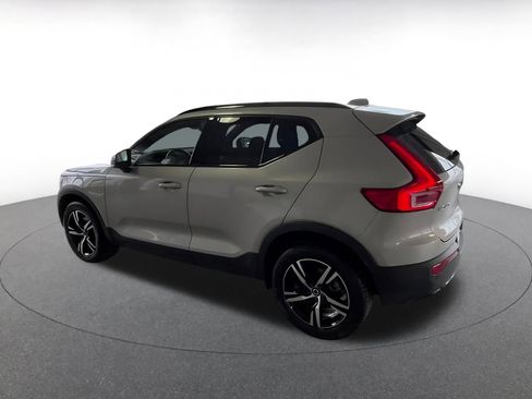 Used 2024 Volvo XC40 B5 Core image 10