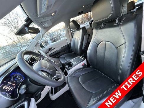 Certified 2022 Chrysler Pacifica Touring-L image 15