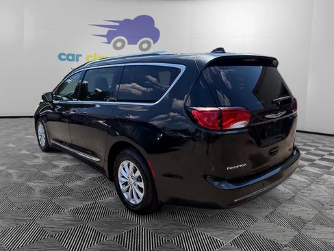 Used 2018 Chrysler Pacifica Touring-L FWD image 3