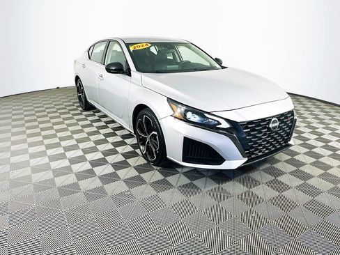 Used 2024 Nissan Altima 2.5 SR FWD image 3